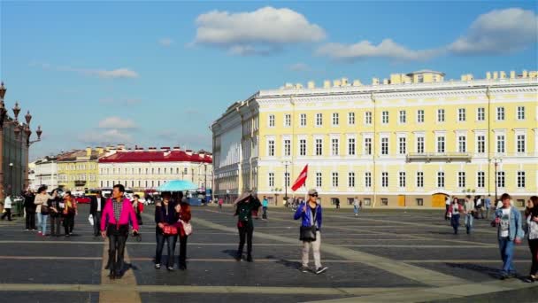 Palácové náměstí a mnoho turistů — Stock video