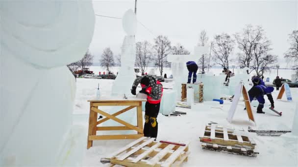 Szobrász dolgozik a jég — Stock videók