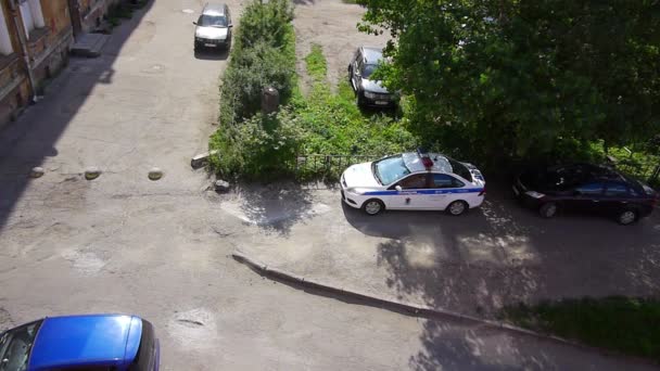 Auto della polizia parcheggiata sul territorio del vecchio blocco — Video Stock