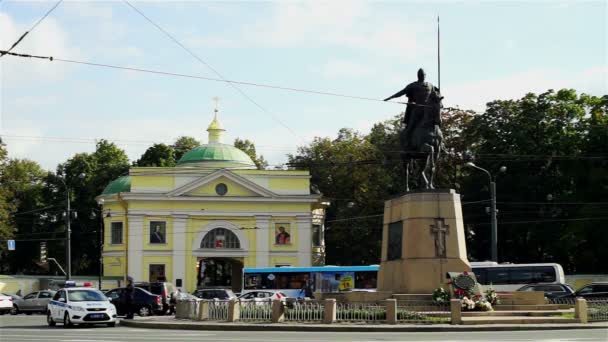 Tag Verkehr vorbei an Heiligen Alexander Nevsky lavra — Stockvideo