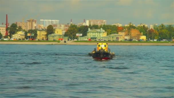 Küçük motorlu gemi tekne kanca ile — Stok video