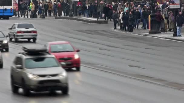 Pedestrians and cars moving through Nevsky Prospect — Stock Video