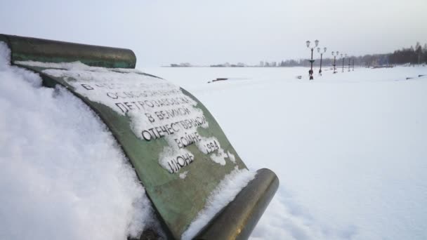 Pietra memorabile dedicata alla liberazione di Petrozavodsk — Video Stock