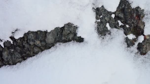 Granito superficie de piedra cubierta de nieve — Vídeos de Stock