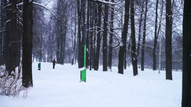 People walking at uncleared path of city park — Stock Video