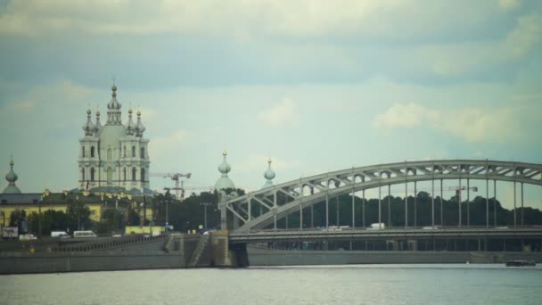 Neva rivier Dijk met Bolsheokhtinsky brug — Stockvideo