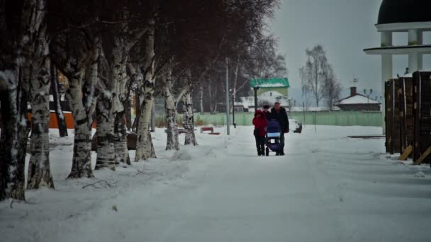 Família caminhando no aterro do lago Onega — Vídeo de Stock