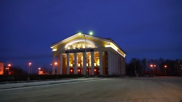Вечерний вид на Русский драматический театр — стоковое видео