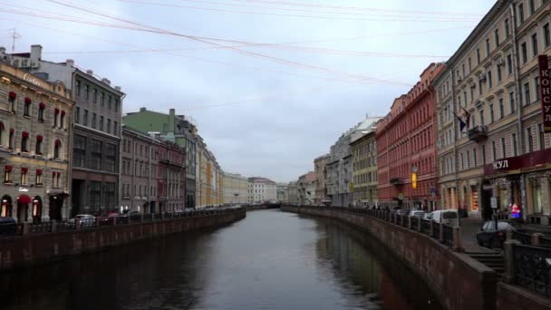 Cityscape met oude gebouwen op de Moyka rivier — Stockvideo