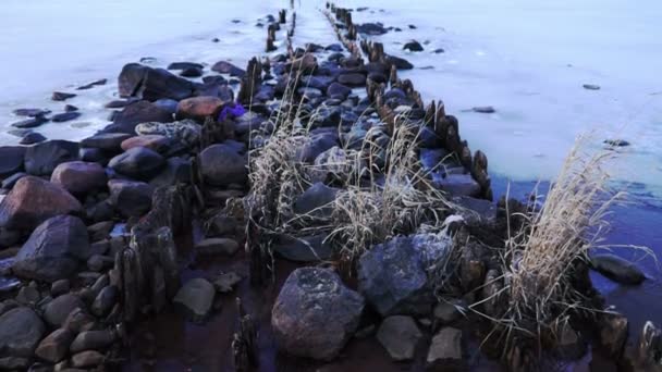 Rocky pier at frozen Onega lake — Stock Video