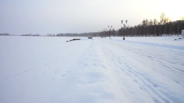 Onega lake embankment in winterdag — Stockvideo