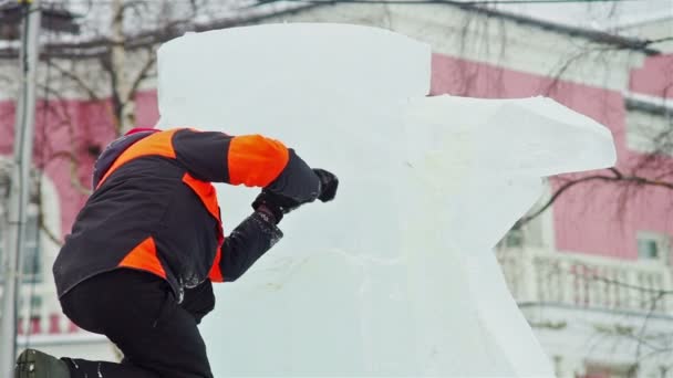 Escultores de hielo trabajando — Vídeos de Stock