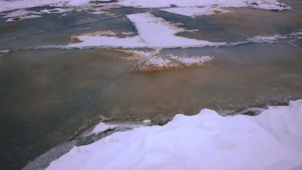 Lago Onego y hielo flotante en el crepúsculo de invierno — Vídeos de Stock