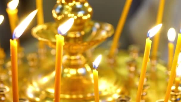 Brandende kaarsen in orthodoxe kerk — Stockvideo
