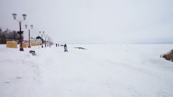 オネガ湖の堤防と歩いている人 — ストック動画
