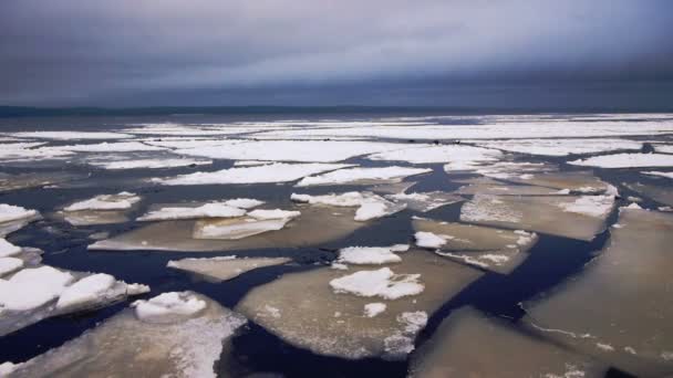 Lago Onego e ghiaccio galleggiante al crepuscolo invernale — Video Stock