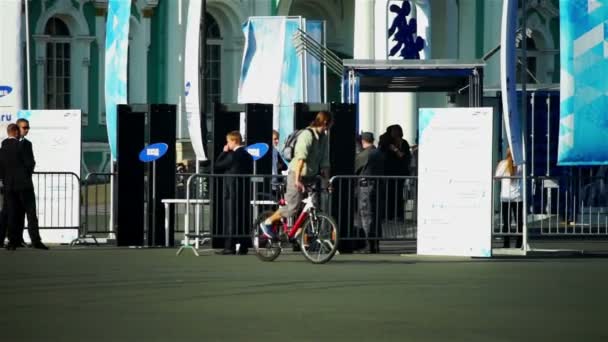 Palace square with metal detecting frames — Stock Video