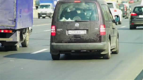 Stadtbild mit Radscheibe, die durch Fahrbahn rollt — Stockvideo