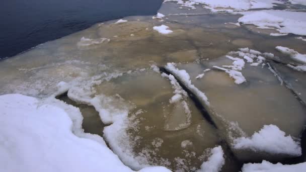 Onego 호수와 겨울 황혼에 떠 있는 얼음 — 비디오