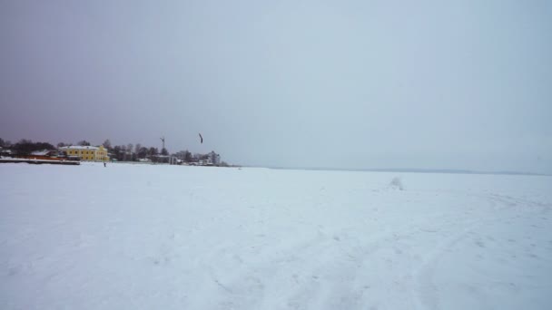 Fagyasztott Onega-tó quay hóval — Stock videók