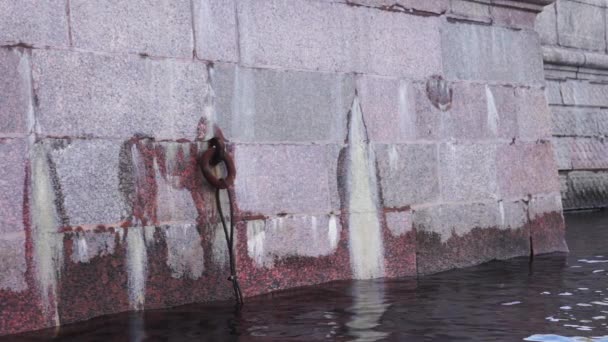 Granit Neva remblai de la rivière et surface de l'eau — Video