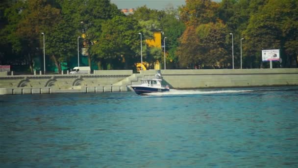 Alışveriş Merkezi motorlu gemi hızlı Neva nehir kıyısında geçen — Stok video