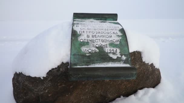 Piedra memorable dedicada a la liberación de Petrozavodsk — Vídeos de Stock