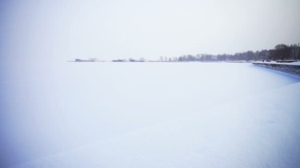 Zugefrorene Uferböschung am Onega-See — Stockvideo
