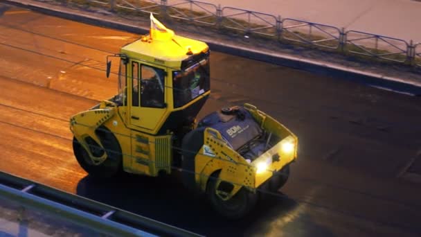 Machine de pose d'asphalte dans la rue — Video