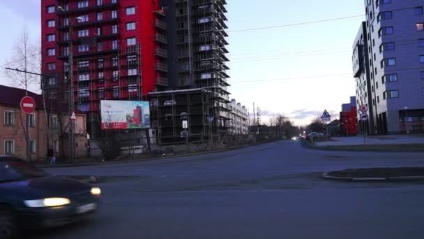 Construcción de una nueva casa de apartamentos de varios pisos — Vídeos de Stock