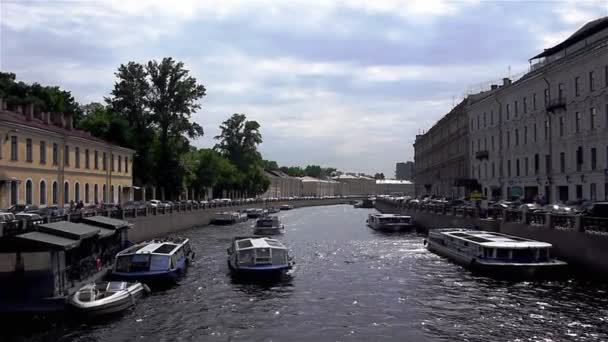 Paisaje acuático con barcos de excursión en el río Moyka — Vídeos de Stock