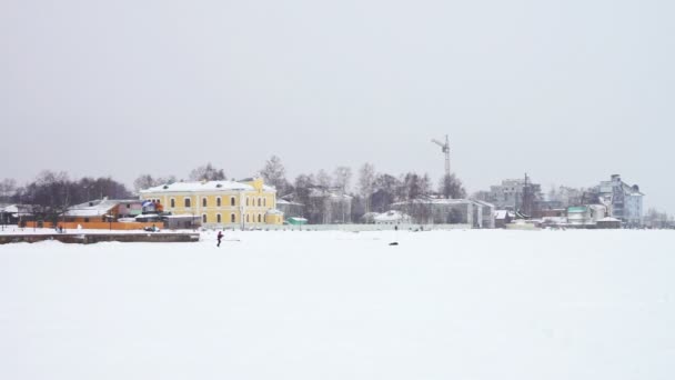 Bevroren Onega lake embankment — Stockvideo