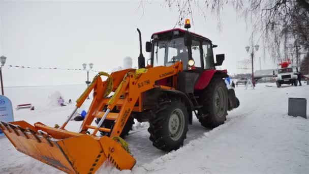 Snöplog clearing platsen för International Winter Festival — Stockvideo