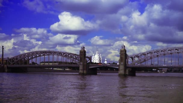 Neva Nehri dolgu Bolsheokhtinsky Bridge ile — Stok video