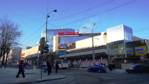 Personnes et voitures passant par le centre commercial Maxi — Video