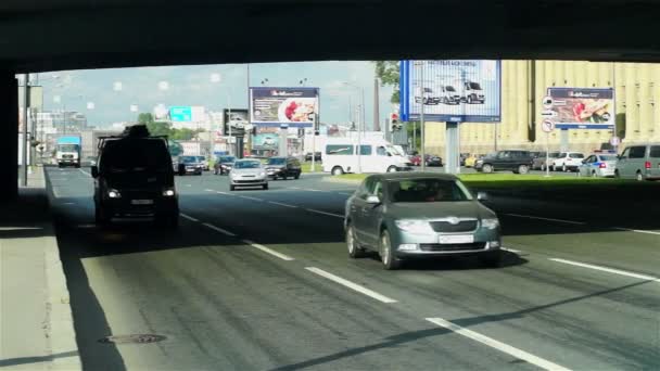 Muitos carros no tráfego do dia sob a ponte do automóvel — Vídeo de Stock