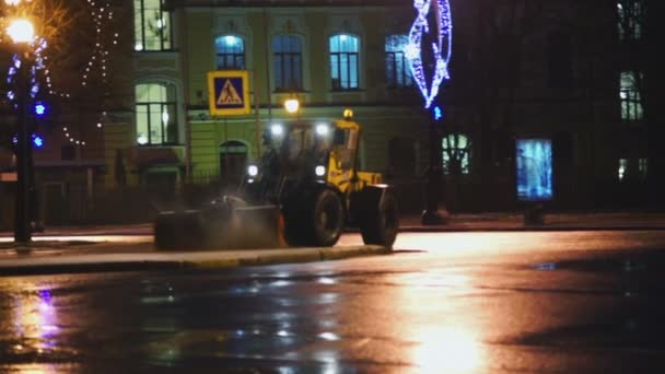 Arado de nieve naranja trabajando en la calle nocturna — Vídeo de stock