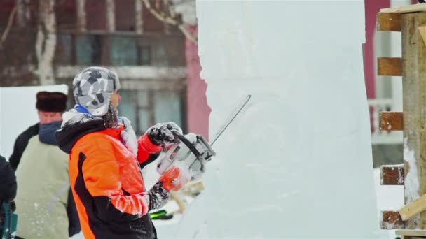 Eisbildhauer bei der Arbeit — Stockvideo