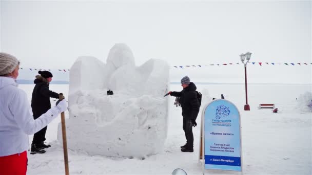 Escultores de hielo trabajando — Vídeos de Stock