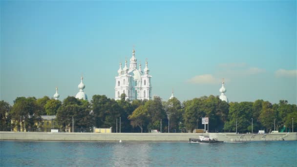 Krásná katedrála Smolenskij se zvonicemi- — Stock video