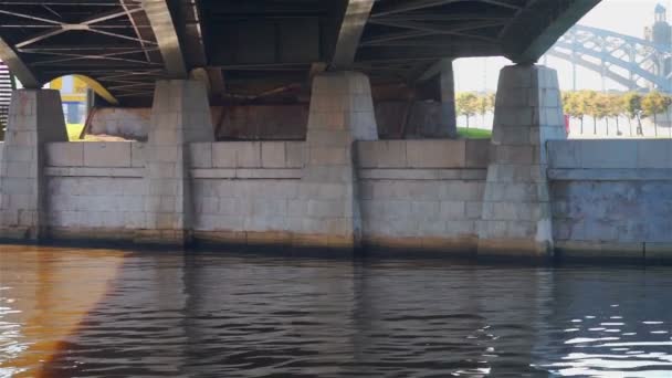 Estructura del puente Malookhtinsky a través del río Okhta — Vídeo de stock