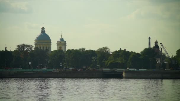 Napi forgalom Alexander Nevsky Lavra közelében — Stock videók