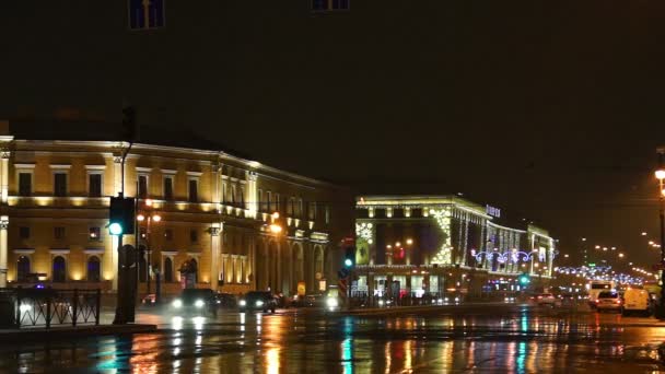 Tráfico nocturno cerca del centro comercial Galeria — Vídeo de stock