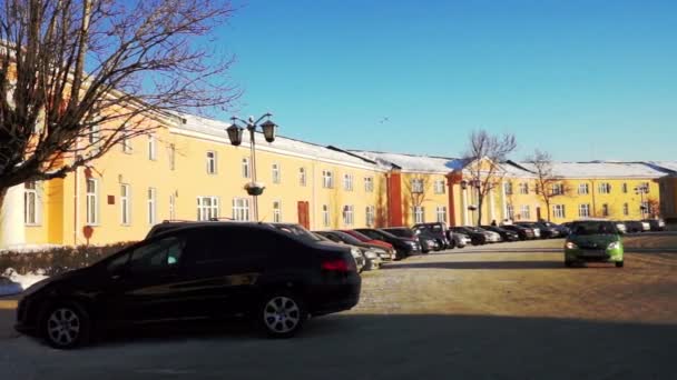 Coches cerca de edificios administrativos — Vídeos de Stock