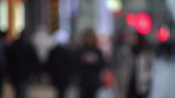 Defocused view of pedestrians moving through street — Stock Video