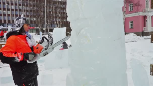 Скульптор работает со льдом — стоковое видео