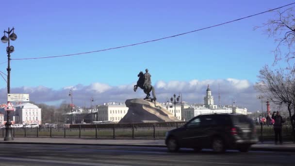 Paisaje urbano con tráfico diurno cerca de The Bronze Horseman — Vídeos de Stock