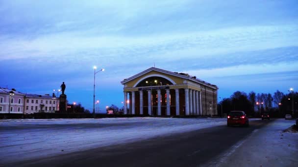 Vista nocturna en la fachada del Teatro Dramático Ruso — Vídeos de Stock