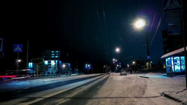 Winter uitzicht op de stad met nacht verkeer — Stockvideo