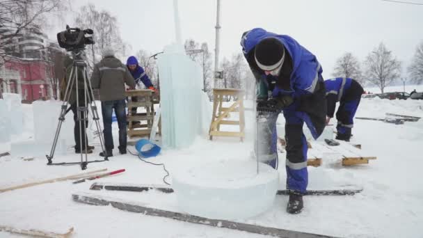 Escultores trabajando en hielo — Vídeos de Stock